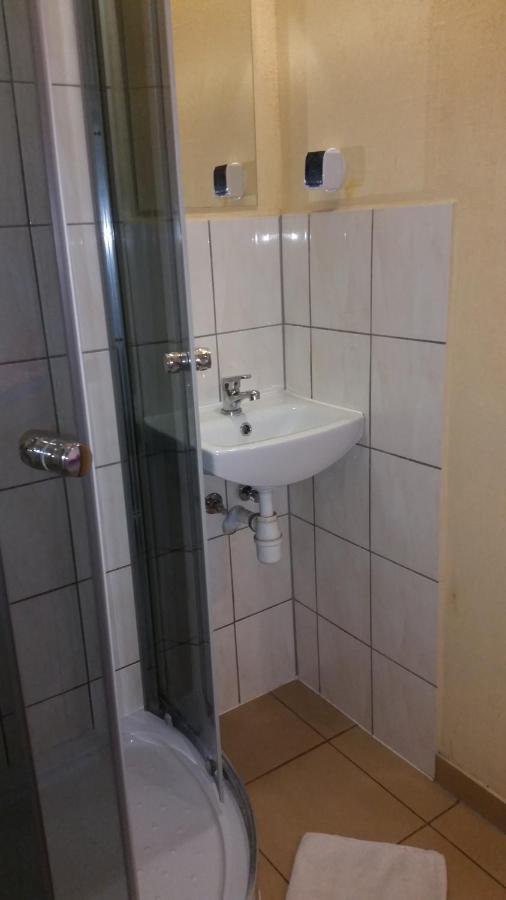 Pokoje Goscinne "U Karola" Pracownicze Ścinawa Εξωτερικό φωτογραφία